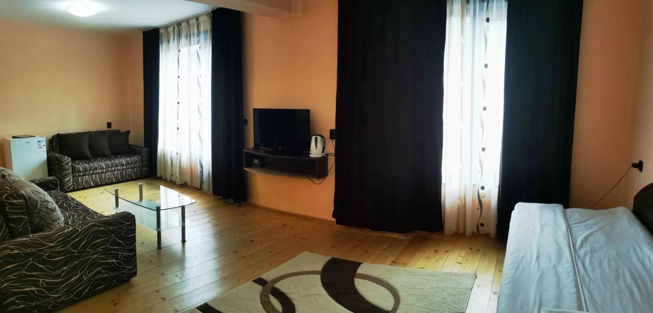 פמפורובו Apartments Black Horse מראה חיצוני תמונה