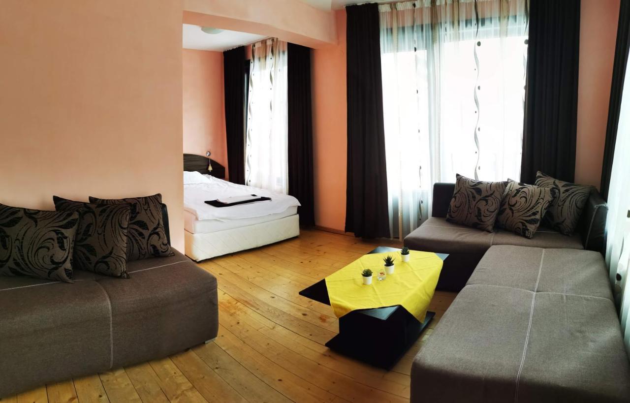 פמפורובו Apartments Black Horse מראה חיצוני תמונה